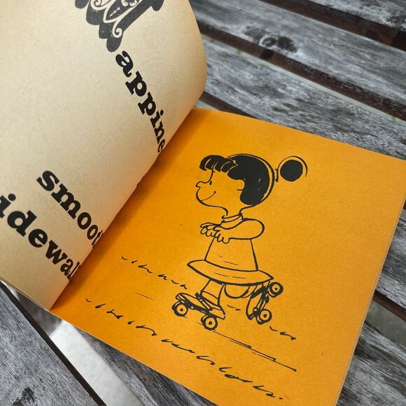 VINTAGE CHARLES SCHULZ MINI BOOK HAPPINESS IS A WARM PUPPY 🐶 FIRST EDITION 1970 - Picture 7 of 14